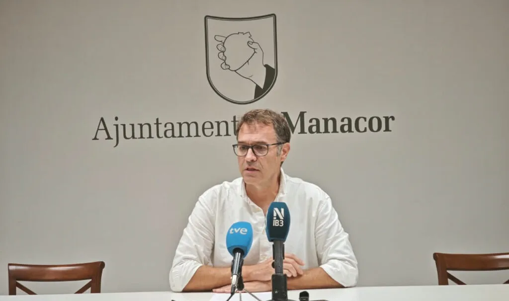 Miquel Oliver en rueda de prensa anunciando su dimisión como alcalde de Manacor