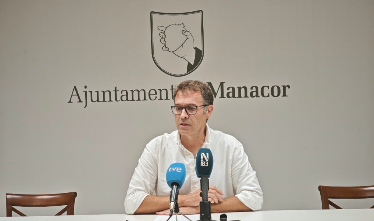 Miquel Oliver en rueda de prensa anunciando su dimisión como alcalde de Manacor
