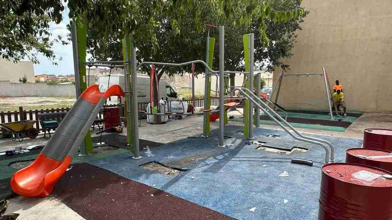 Obras de remodelación y montaje de estructuras en el parque infantil de la calle Valencia en Sant Llorenç