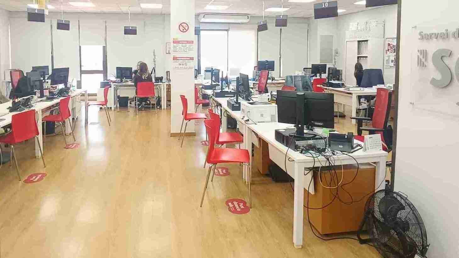 Interior de una oficina de atención del Servicio de Empleo de las Illes Balears con puestos informáticos y mamparas