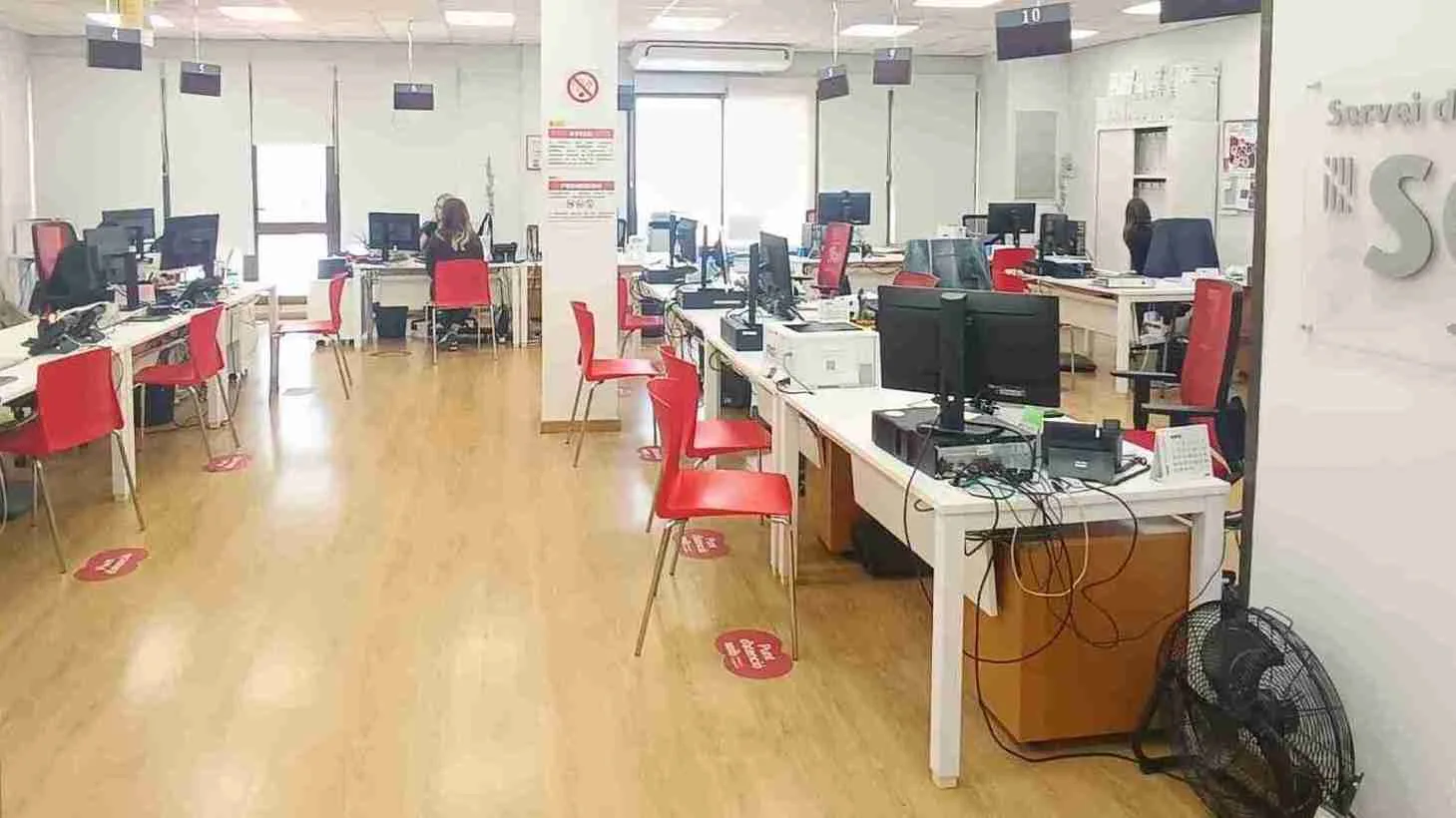 Interior de una oficina de atención del Servicio de Empleo de las Illes Balears con puestos informáticos y mamparas