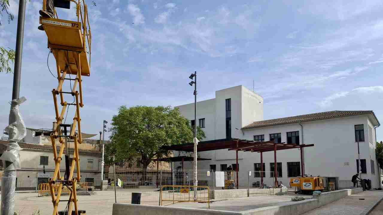 Plataforma elevadora y estructura de pérgola metálica en las obras de la plaza de sa Torre de Manacor