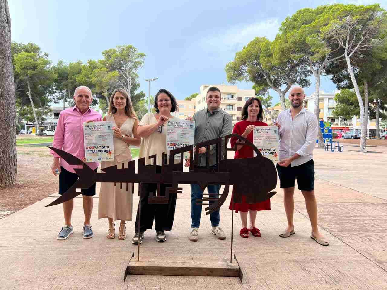Presentación de la Mostra de la Llampuga con autoridades de Capdepera y una escultura de hierro