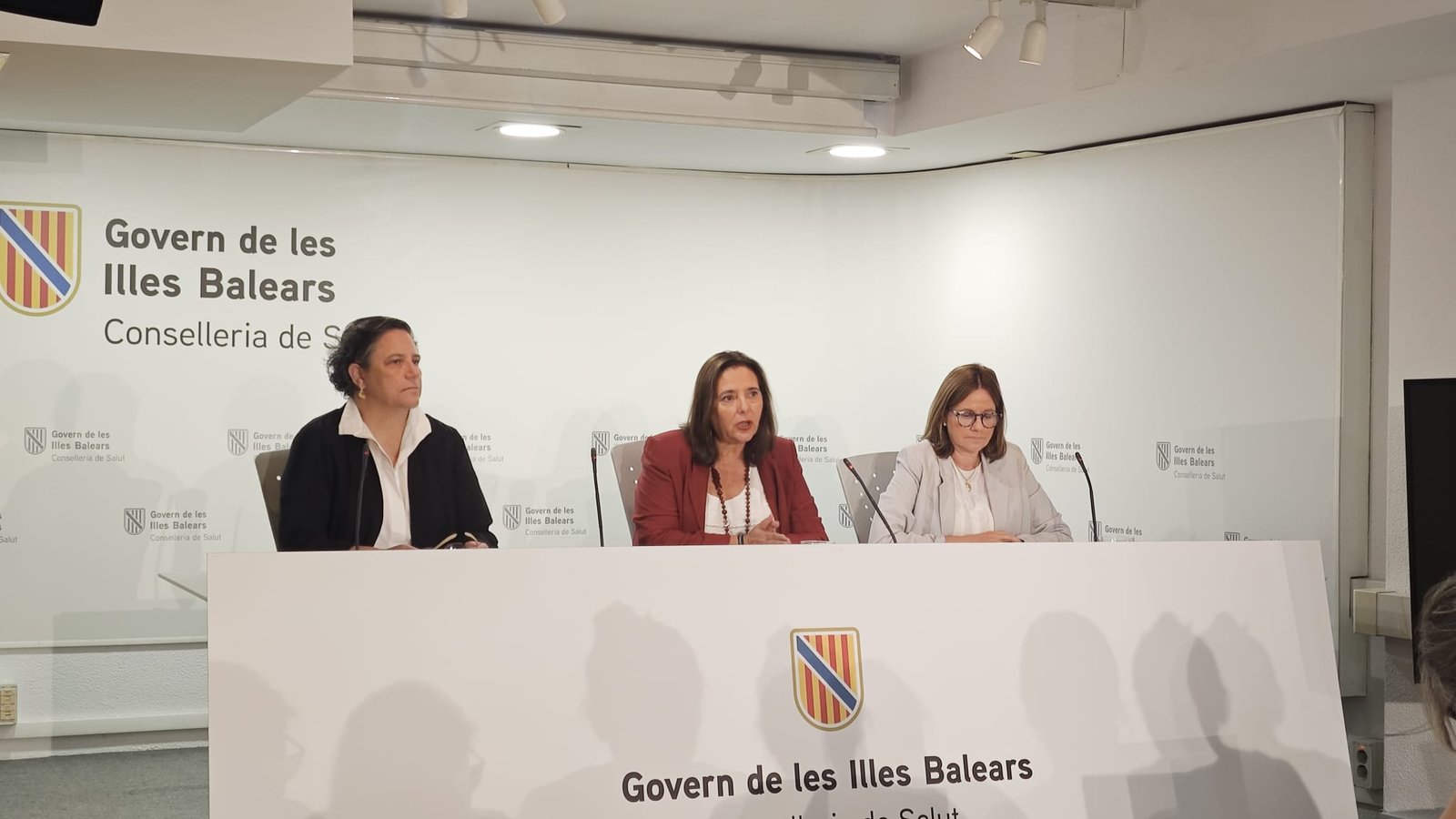 Rueda de prensa de los responsables de la Conselleria de Salud presentando la campaña de vacunación