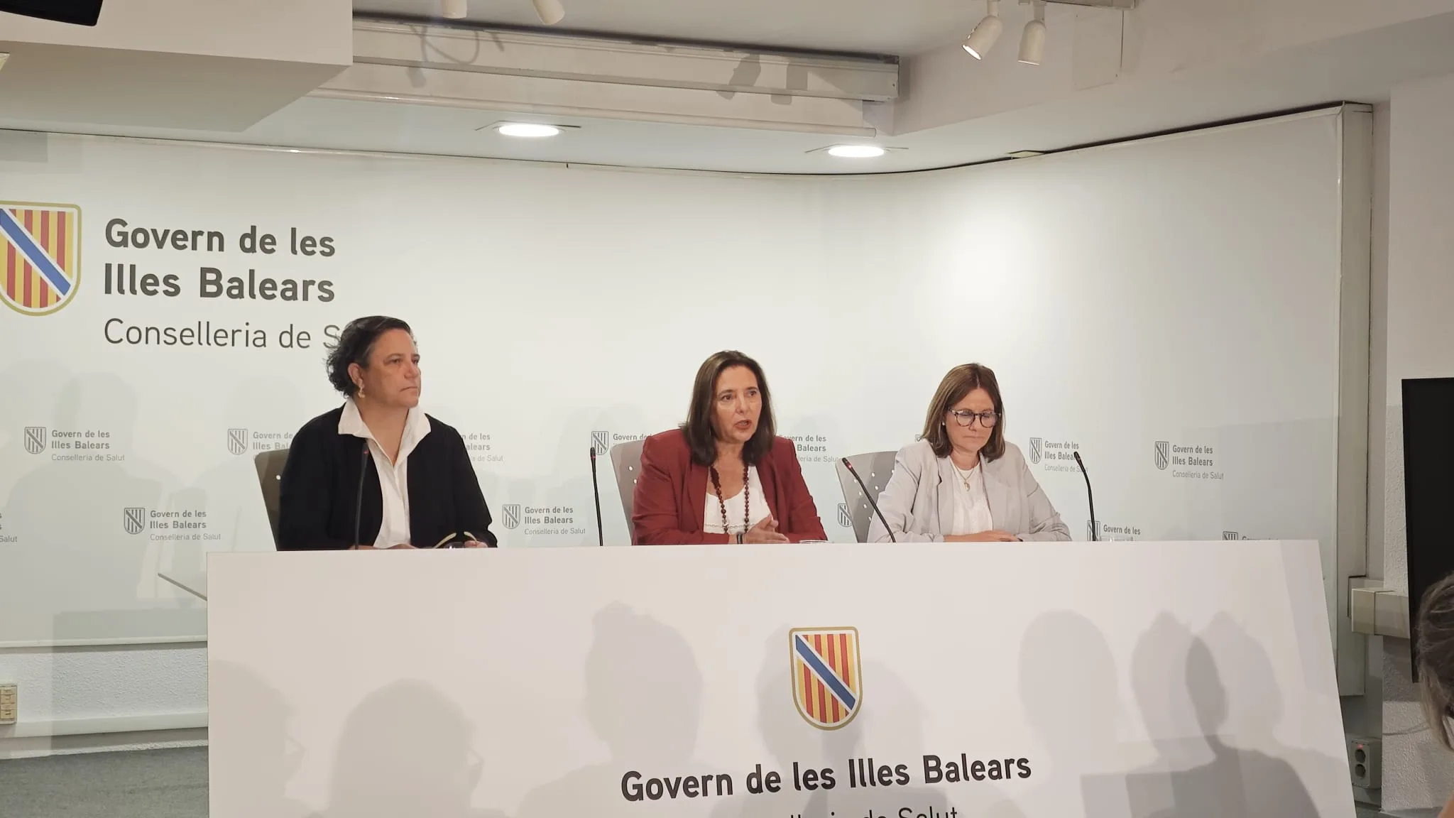 Rueda de prensa de los responsables de la Conselleria de Salud presentando la campaña de vacunación