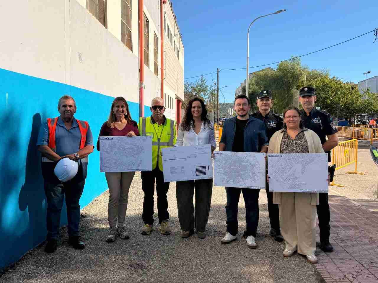 Representantes municipales y agentes policiales mostrando los planos de los nuevos pasos elevados en Manacor