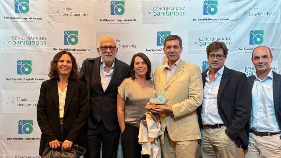 Representantes del Servicio de Urgencias del Hospital de Manacor posando con el premio BSH en el photocall del evento