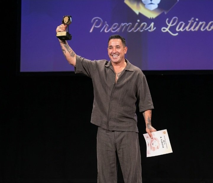 R. Illescas con el trofeo de los Premios Latino en el escenario