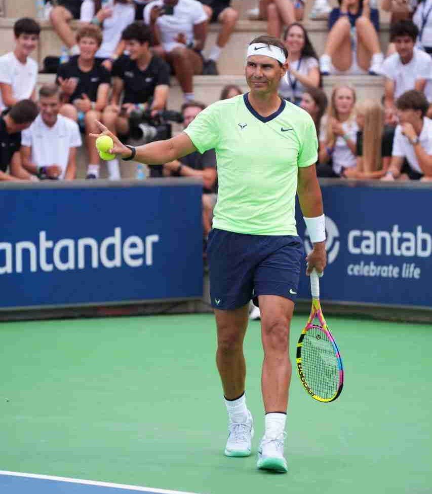 Rafa Nadal sonriendo con la raqueta y una pelota en la mano en el décimo aniversario de la Rafa Nadal Academy