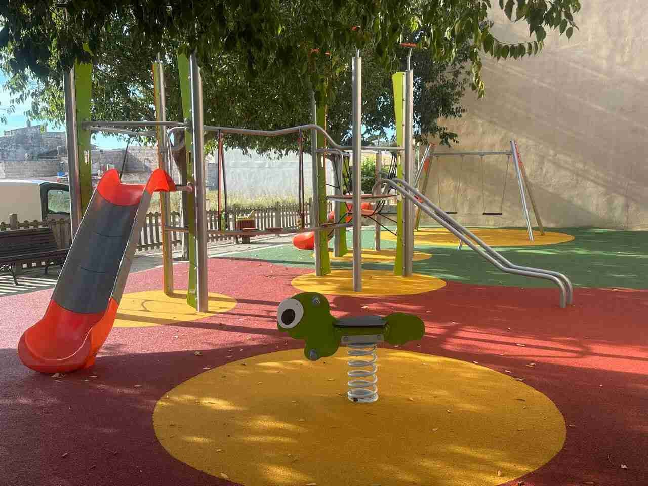 Instalaciones y juegos renovados del parque infantil de la calle València en Sant Llorenç
