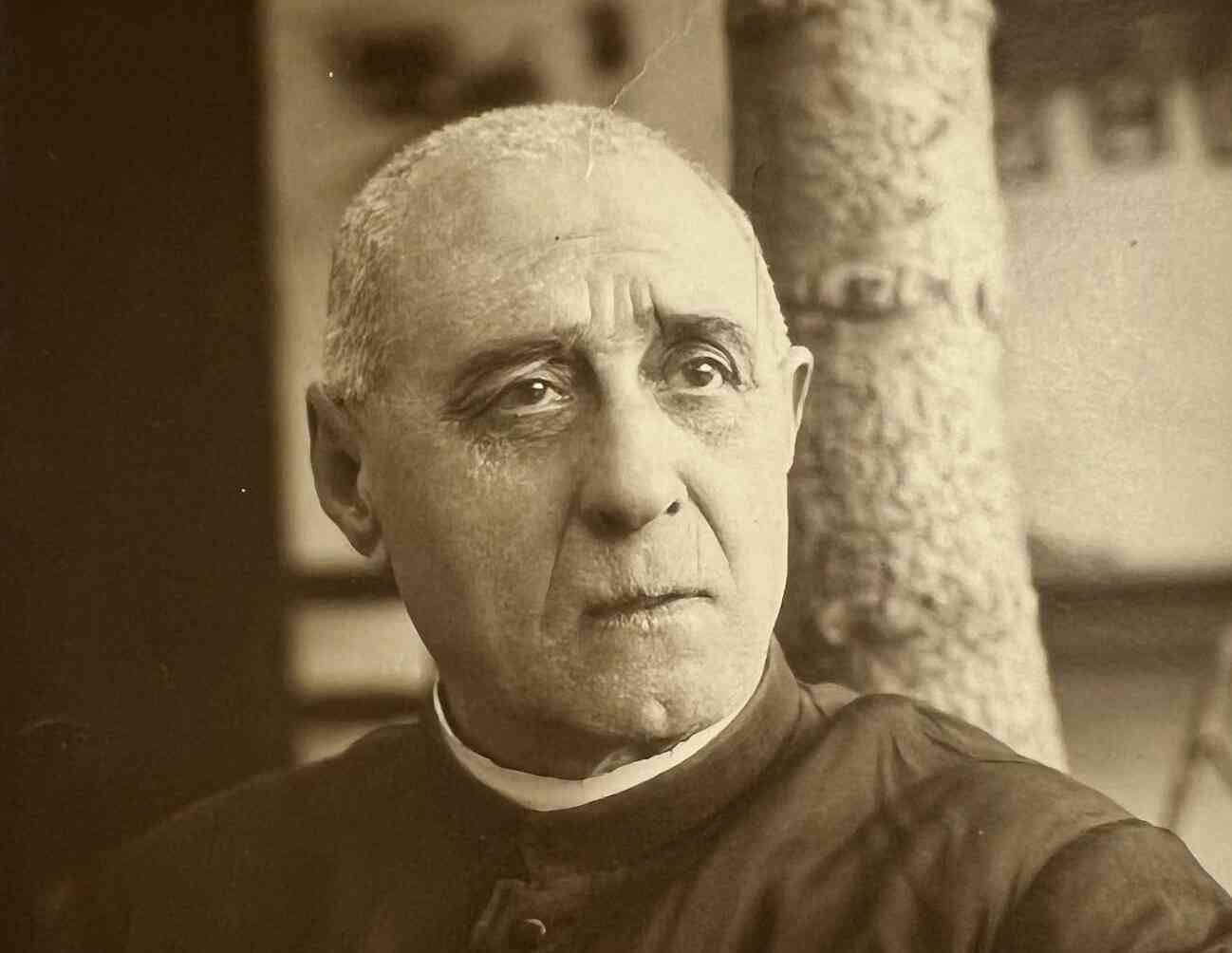 Fotografía en blanco y negro del sacerdote manacorí Juan Pascual Massanet con sotana y alzacuellos