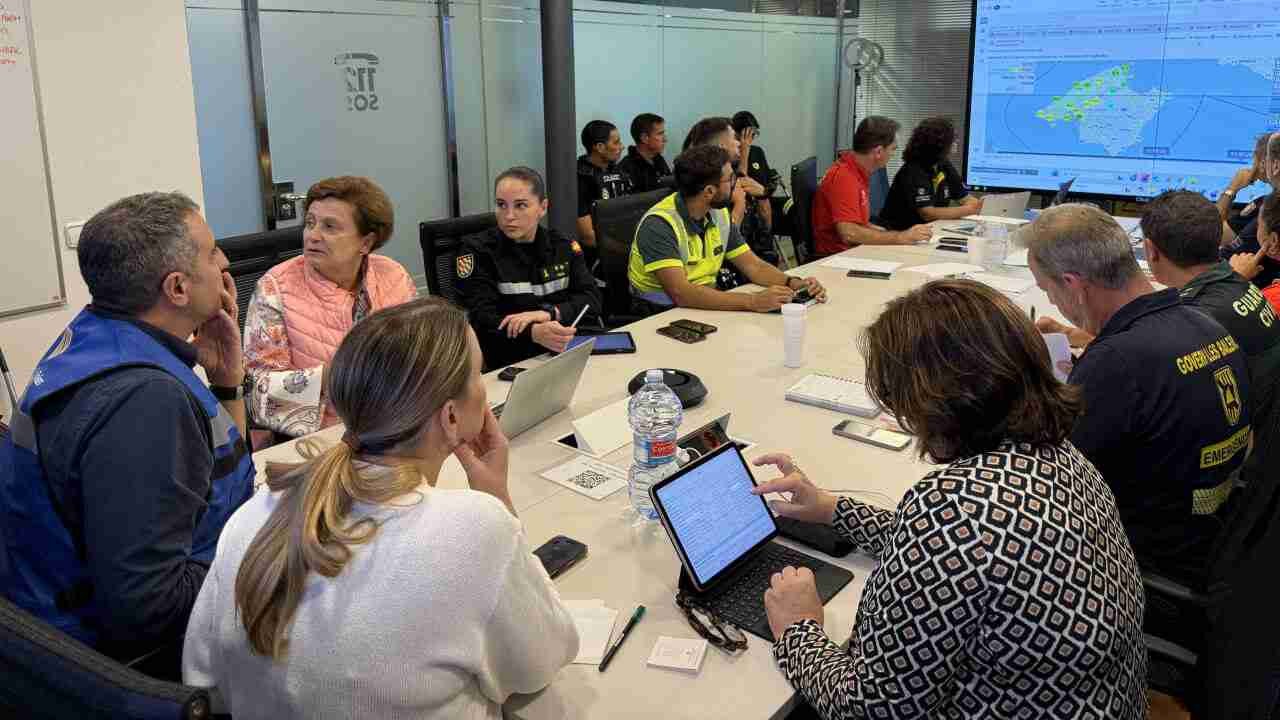 Reunión del CECOPI con autoridades, técnicos y mandos de emergencias en la sala del 112 de Baleares