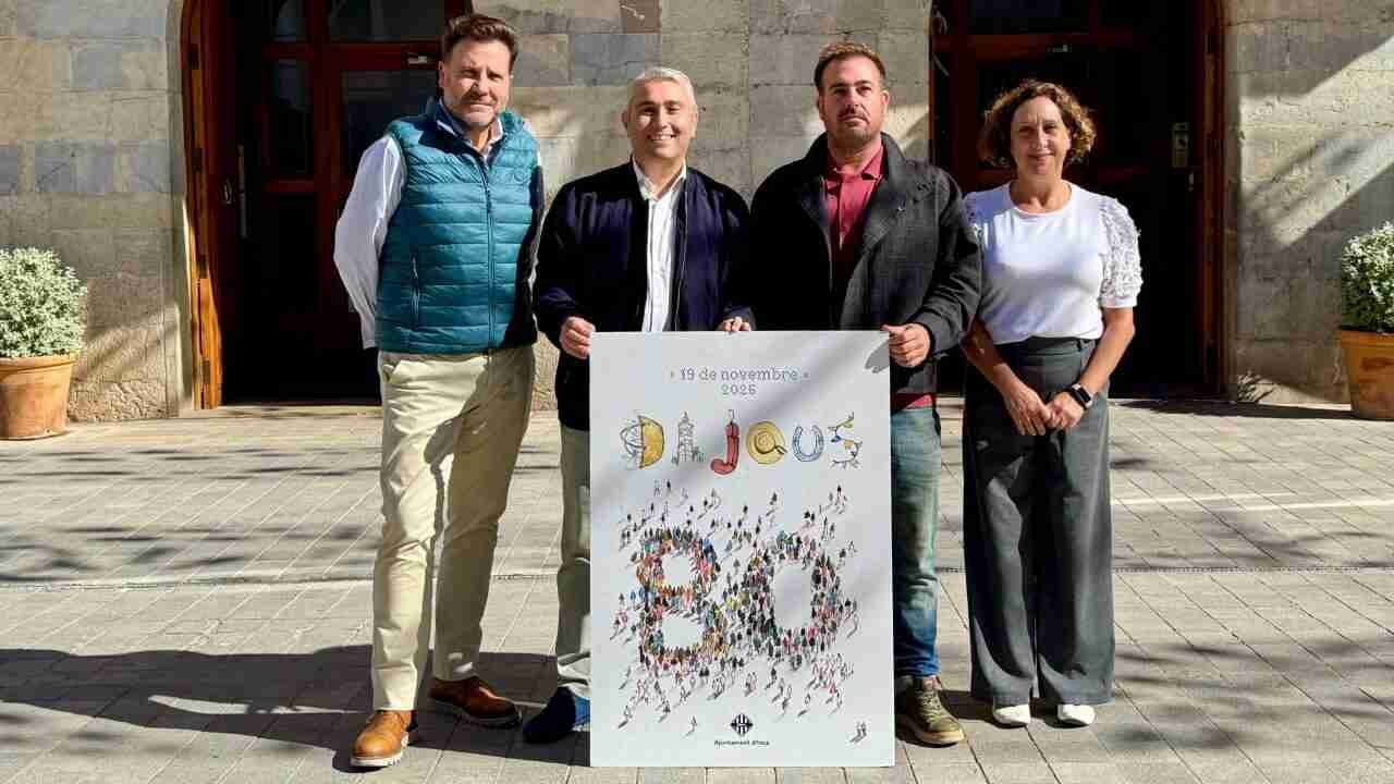 Rubén-Dario Garcia-Pujals posa como ganador con el cartel oficial del Dijous Bo 2026 en Inca