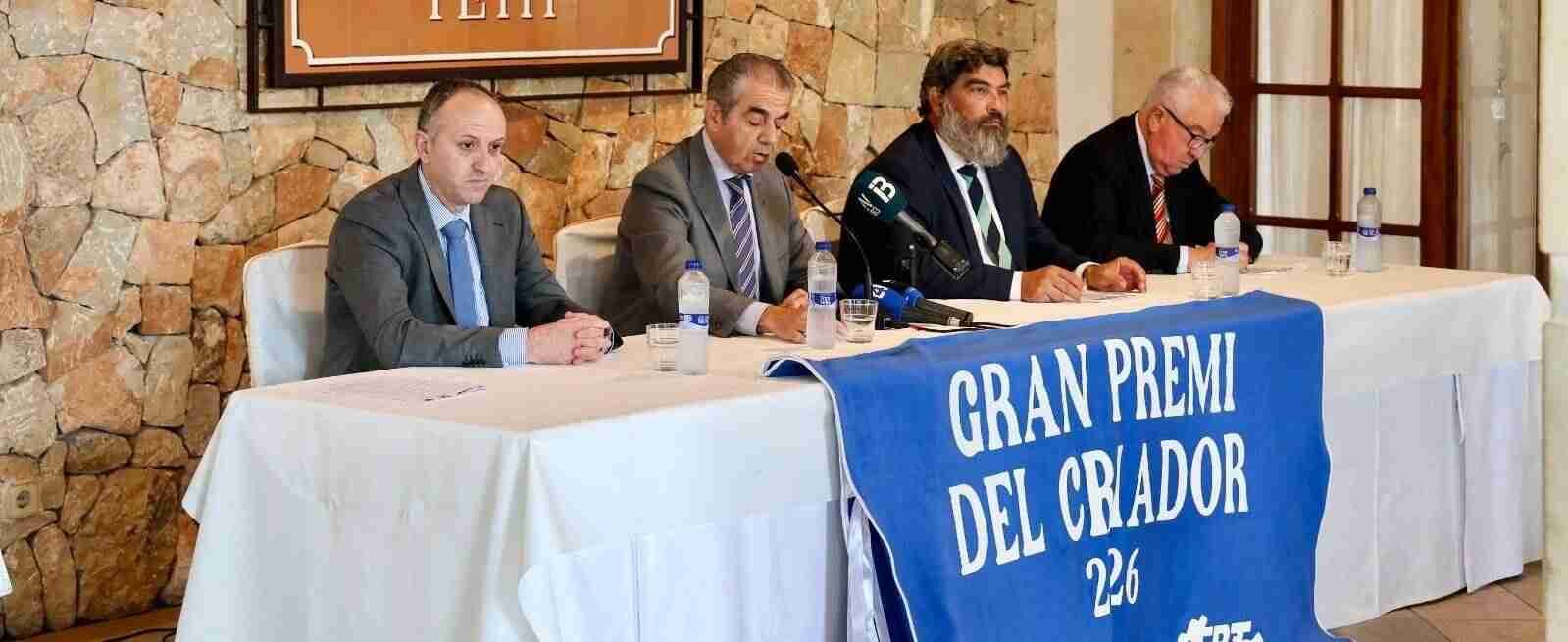 Mesa presidencial presentando el Gran Premio del Criador con Pedro Bestard e invitados