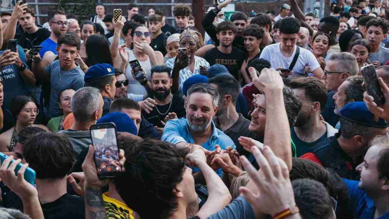 Santiago Abascal rodeado de simpatizantes en el acto celebrado el mes pasado en Barcelona