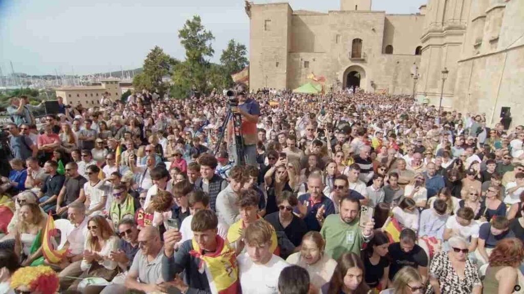 Público y familias congregadas en el mitin de VOX celebrado ante la Catedral de Palma