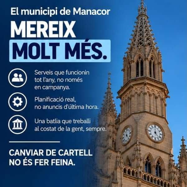 Vista de la torre de la iglesia dels Dolors de Manacor con el lema del PP