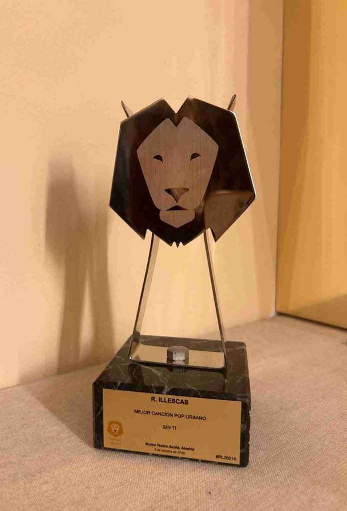 Detalle del trofeo con cabeza de leon de los Premios Latino