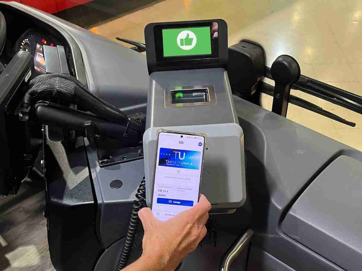 Pasajero validando la Tarjeta Única virtual desde su teléfono móvil en el lector de un autobús del TIB
