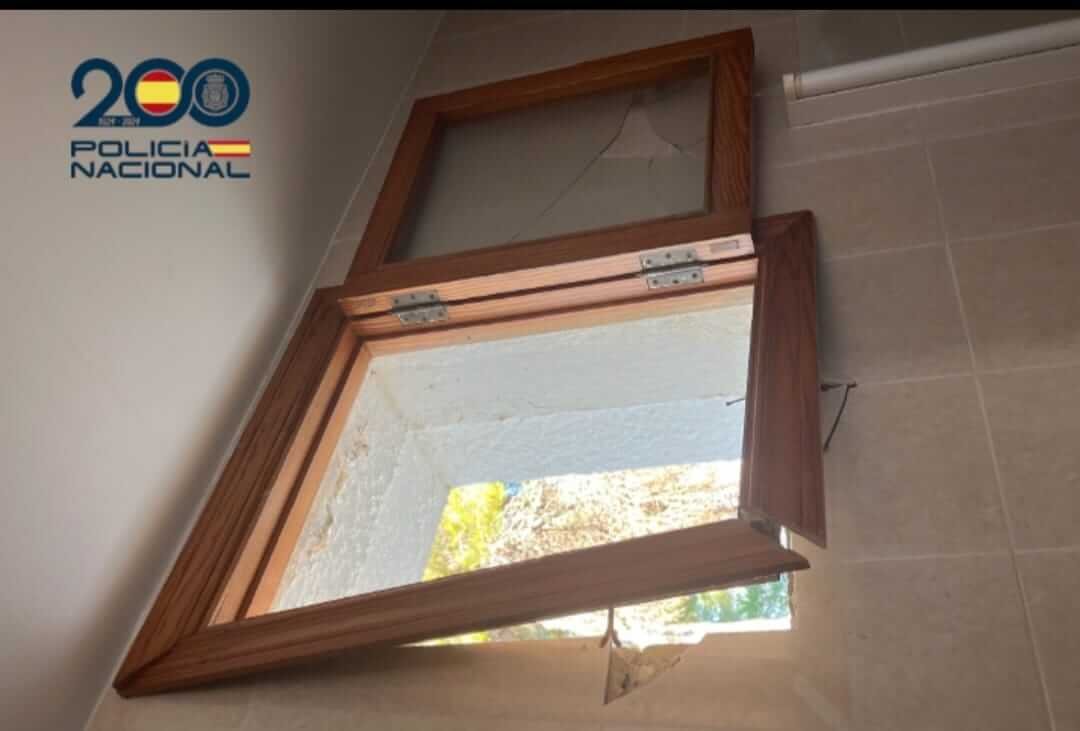 Ventana de madera forzada en la habitación de un hotel de Manacor tras el robo con fuerza