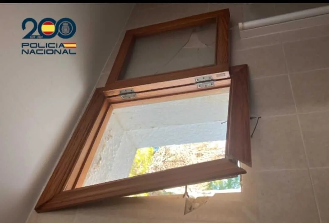 Ventana de madera forzada en la habitación de un hotel de Manacor tras el robo con fuerza