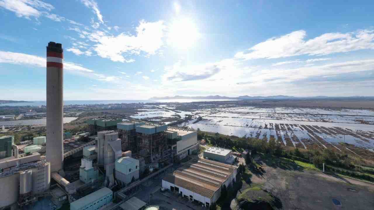 Vista aérea de la central térmica de Es Murterar con su chimenea y el entorno natural de Alcúdia