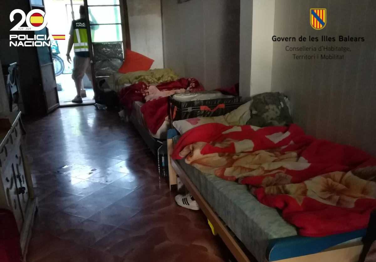Camas alineadas en una habitación hacinada del edificio patera en Manacor